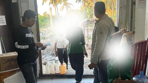 Polisi menangkap dua karyawati terkait kasus penggelapan barang di sebuah supermarket di Desa Ped, Nusa Penida, Klungkung, Bali, Jumat (5/6/2026). (Dok. Polsek Nusa Penida)