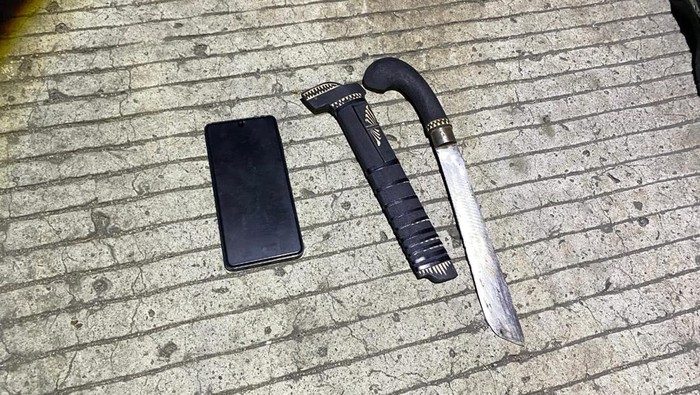 Polisi mengamankan senjata tajam yang dibawa pemuda di Jakarta Barat. (Dok Polres Jakbar)