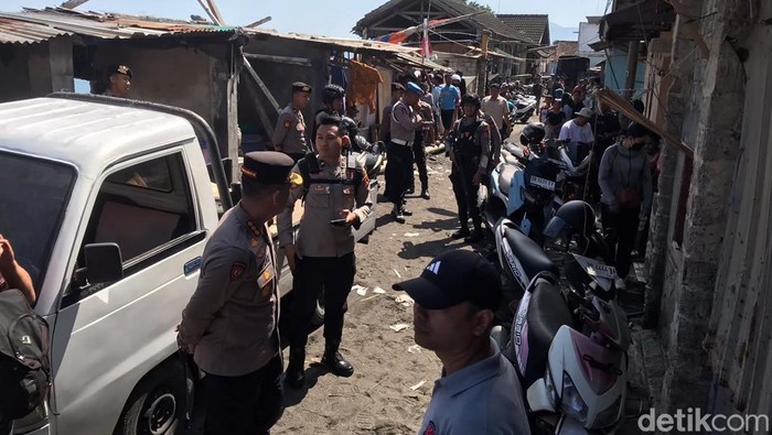 Polisi menggerebek salah satu lokasi pengedar sabu di wilayah Ampenan, Kota Mataram, Sabtu (6/6/2026).