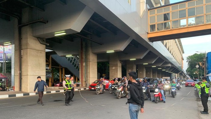 Polisi saat melakukan olah TKP di bawah LRT Cinde Palembang, lokasi kecelakaan beruntun.