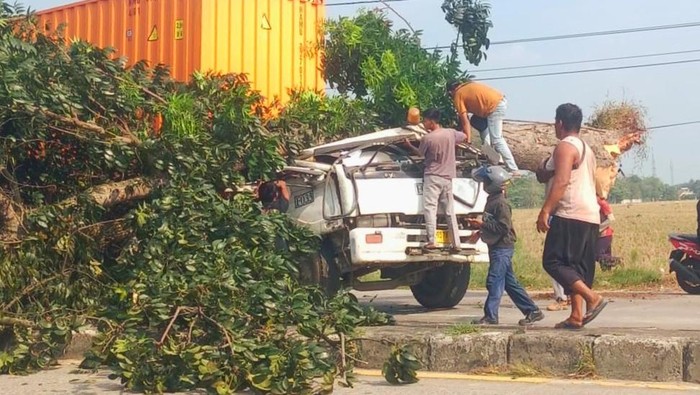 Polisi saat mengevakuasi bangkai kontainer yang terlibat kecelakaan di Jalan Lingkar Tanjungpura Karawang