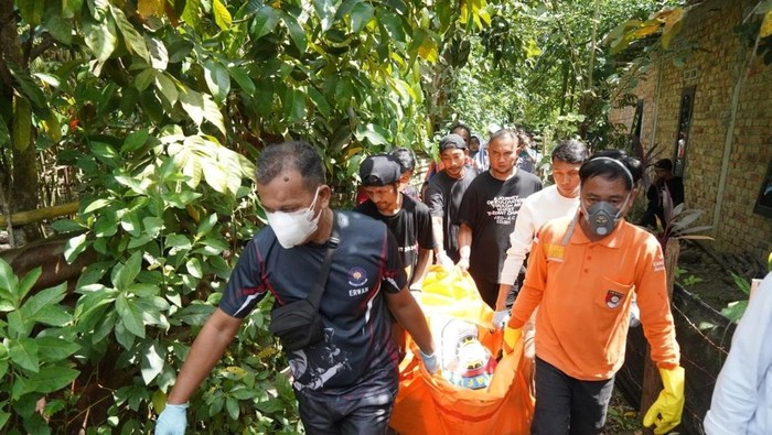 Polisi saat mengevakuasi jasad wanita di sungai di Muara Enim