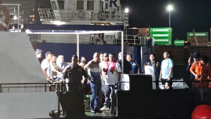 Proses evakuasi ABK MV Golden Star 1 (Foto: dok. KSOP Khusus Batam)