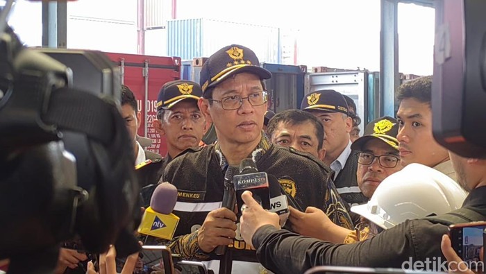 Menteri Keuangan Purbaya Yudhi Sadewa melakukan kunjungan ke PT Graha Segara di Kawasan Tanjung Priok, Jakarta Utara. PT Graha Segara merupakan perusahaan yang bergerak di bidang penyediaan fasilitas Tempat Pemeriksaan Fisik Terpadu (TPFT).