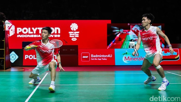 Pasangan ganda putra Indonesia Raymond Indra/Nikolaus Joaquin memastikan tempat di partai final Indonesia Open 2026 setelah menundukkan senior mereka, Sabar Karyaman Gutama/Moh Reza Pahlevi Isfahani, pada babak semifinal di Istora Senayan, Jakarta, S