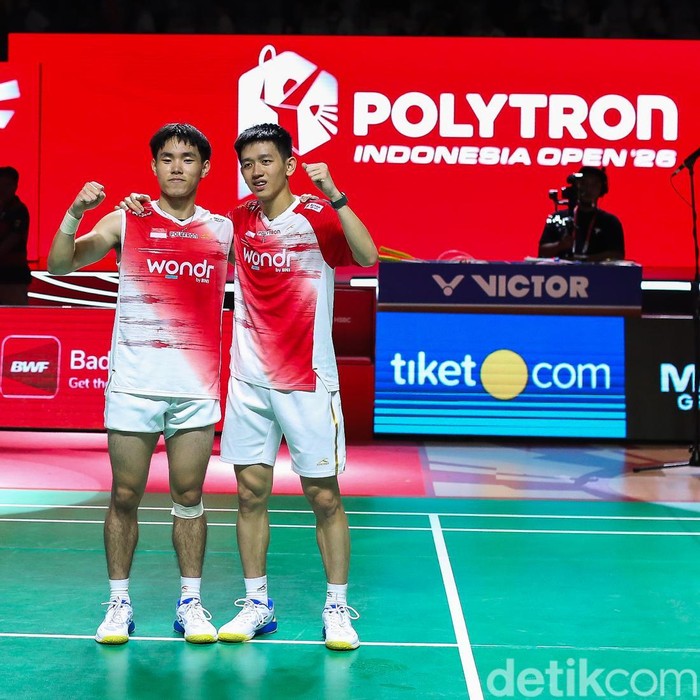 Pasangan ganda putra Indonesia Raymond Indra/Nikolaus Joaquin memastikan tempat di partai final Indonesia Open 2026 setelah menundukkan senior mereka, Sabar Karyaman Gutama/Moh Reza Pahlevi Isfahani, pada babak semifinal di Istora Senayan, Jakarta, Sabtu (6/6/2026).

Dalam laga bertajuk derby Merah Putih tersebut, Raymond/Joaquin tampil solid untuk meraih kemenangan dua gim langsung dengan skor 21-15 dan 21-18. Hasil ini mengantarkan pasangan muda Indonesia itu selangkah lebih dekat menuju gelar juara turnamen BWF World Tour Super 1000.