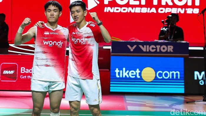 Pasangan ganda putra Indonesia Raymond Indra/Nikolaus Joaquin memastikan tempat di partai final Indonesia Open 2026 setelah menundukkan senior mereka, Sabar Karyaman Gutama/Moh Reza Pahlevi Isfahani, pada babak semifinal di Istora Senayan, Jakarta, Sabtu (6/6/2026).

Dalam laga bertajuk derby Merah Putih tersebut, Raymond/Joaquin tampil solid untuk meraih kemenangan dua gim langsung dengan skor 21-15 dan 21-18. Hasil ini mengantarkan pasangan muda Indonesia itu selangkah lebih dekat menuju gelar juara turnamen BWF World Tour Super 1000.