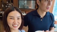 Wanita 36 tahun ini juga sering mengajak Gio untuk menghabiskan waktu bareng kedua anaknya. Saat sarapan di hotel, mereka sempatkan cari menu berdua. Pilihannya jatuh pada pancake plus es krim! Foto: Instagram sarwendah29