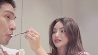 Ini momen manis usai Sarwendah dan Gio makan bareng. Sarwendah tampak menyuapi es krim ke Gio. Foto: Instagram sargio.moment