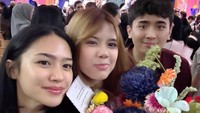 Shafeea Ahmad bersama dua temannya begitu bahagia menikmati hari kelulusan. (Foto: dok Instagram mulanjameela1)