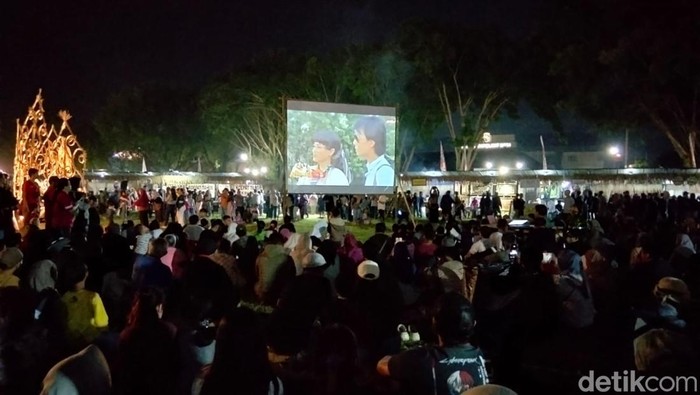 Suasana pemutaran film layar tancap dalam event Magelang Tempo Doeloe (MTD) di Alun-alun, Sabtu (6/6/2026).