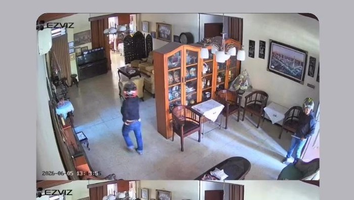tangkapan layar CCTV rumah eks Wali Kota Surabaya saat dibobol orang tak dikenal.