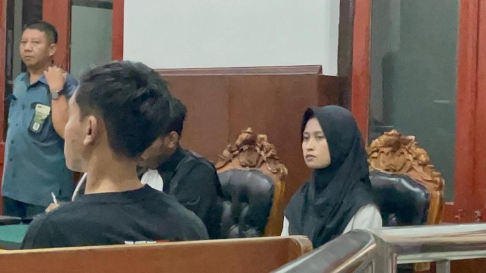 Solikhin, sopir Tonny saat memberi keterangan di PN Surabaya di hadapan terdakwa Nur Hasannah