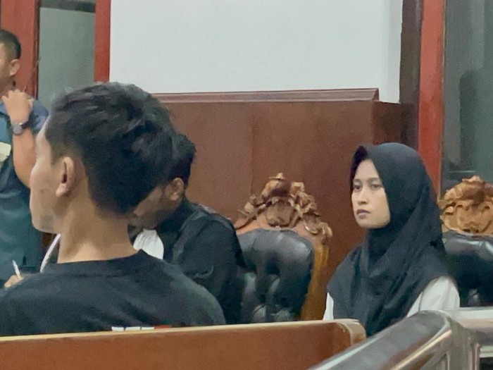 Solikhin, sopir Tonny, saat memberi keterangan di PN Surabaya di hadapan terdakwa Nur Hasannah.