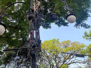 Kumuh! Tiang Lampu Klasik Bandung Terlilit Tali Bekas Spanduk