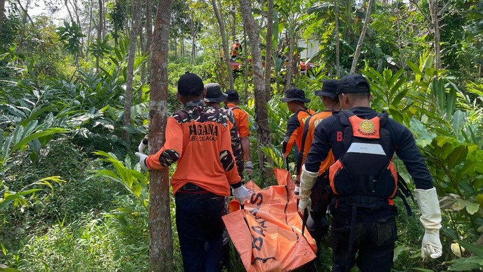 Tim SAR gabungan mengevakuasi jasad pemancing yang hanyut di Sungai Kramacenil, Desa Cilibang, Kecamatan Jeruklegi, Kabupaten Cilacap, Sabtu (6/6/2026).