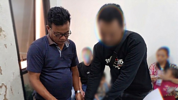 TS oknum polisi yang menampar badut yang ditabrak menandatangani peryataan saat mediasi di Polsek Kota Tuban.