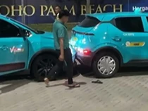 Video Aksi 2 Pengemudi Taksi Green SM Saling Tabrak