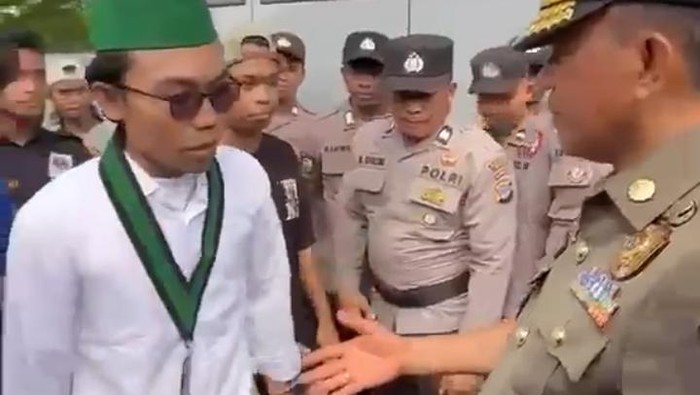 Viral mahasiswa demo tolak jabat tangan Gubernur Sulteng Anwar Hafid.