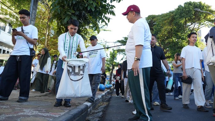 Wali Kota Makassar Munafri arifuddin ikut memungut sampah dalam rangka Hari Lingkungan Hidup Sedunia 2026.