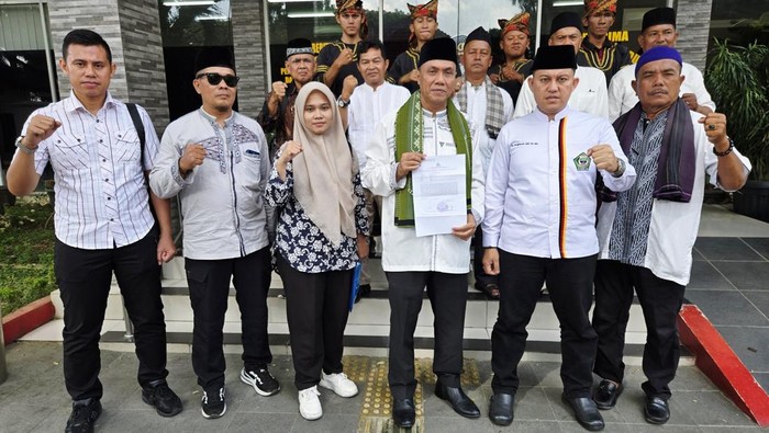 Warga Minang melaporkan Abu Janda ke Polda Sumut. (dok. BM3 Sumut)