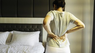 Pinggang Sakit Tiap Mau Tidur, Tanda Saraf Kejepit? Ini Kata Dokter