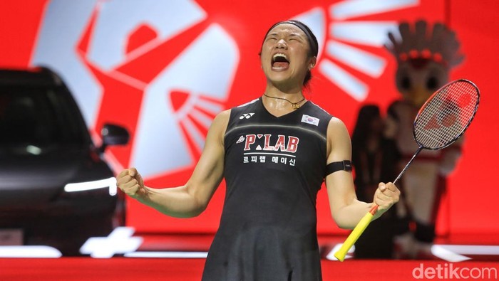 Pebulu tangkis tunggal putri Korea Selatan, An Se Young, kembali menunjukkan dominasinya di panggung bulu tangkis dunia setelah sukses merebut gelar juara Indonesia Open 2026. Dalam partai final yang berlangsung di Istora Senayan, Jakarta, Minggu (7/6/2026), An Se Young tampil impresif untuk menundukkan wakil Jepang, Akane Yamaguchi, dengan skor 23-21, 21-12.