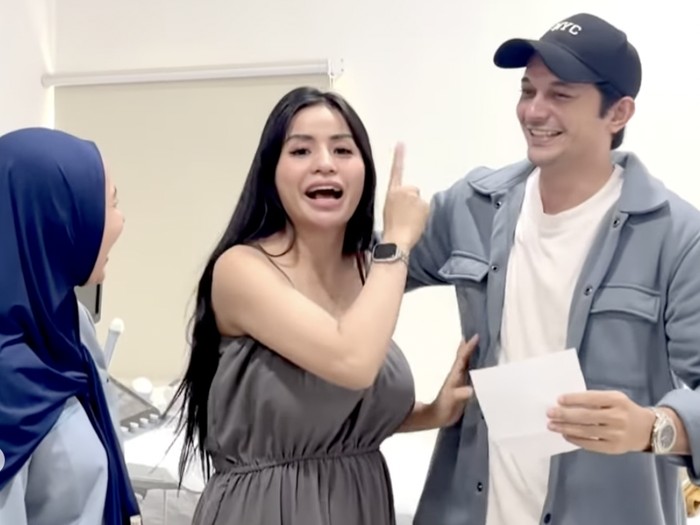 Andrew Andika umumkan istri hamil.