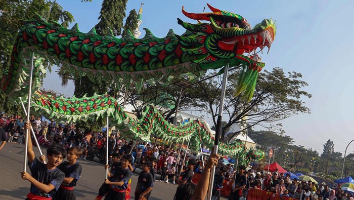Penampilan atraksi barongsai saat menghibur warga di Hari Bebas Kendaraan Bermotor (HBKB), Jalan Raya Tegar Beriman, Kabupaten Bogor, Jawa Barat, Minggu (7/6/2026). Dinas Kebudayaan Kabupaten Bogor menghadirkan kesenian budaya barongsai dan liong khas warga keturunan Tionghoa, yang bertujuan untuk menjadi sarana penting dalam pengenalan dan edukasi keberagaman budaya di Indonesia, khususnya untuk menumbuhkan sikap saling menghargai. ANTARA FOTO/Yulius Satria Wijaya