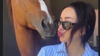 Aura Kasih pose duckface tepat di depan hidung sang kuda. Gemas maksimal! (Foto: dok Instagram aurakasih)