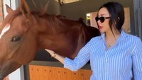 Pose Gemas Aura Kasih Bareng Kuda