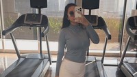 Aura Kasih saat akhir pekan kemarin juga mengisi hari dengan olahraga gym. (Foto: dok Instagram aurakasih)