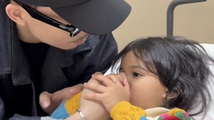 Azura dibawa ke rumah sakit untuk pertolongan pertama. Bagian pipi kanan dan bibirnya tampak memar karena jatuh. Atta setia menemani putrinya. (Foto: Instagram Story @aurelie.hermansyah)