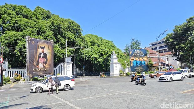 Baliho Fadli Zon Baliho gambar Menbud Fadli Zon-Tedjowulan yang terpasang di sebarang baliho PB XIV Mangkubumi, Minggu (7/6/2026).