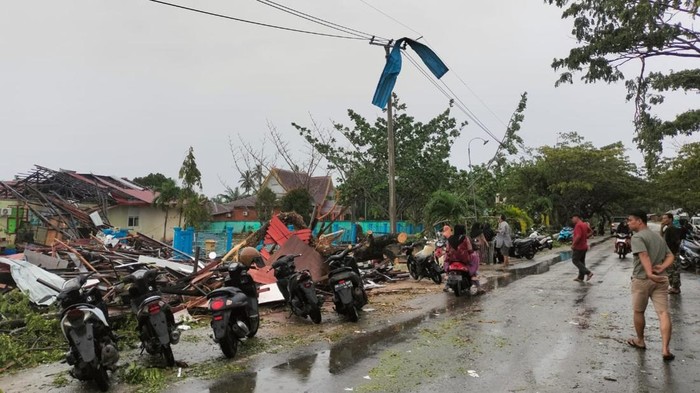 Kondisi kerusakan setelah angin puting beliung di Bengkalis