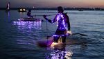 Cahaya di Tengah Laut! Aksi Olahraga Air Malam Hari Guncang Rewa, Polandia