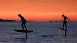 Cahaya di Tengah Laut! Aksi Olahraga Air Malam Hari Guncang Rewa, Polandia