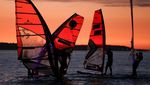 Cahaya di Tengah Laut! Aksi Olahraga Air Malam Hari Guncang Rewa, Polandia