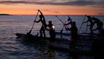 Cahaya di Tengah Laut! Aksi Olahraga Air Malam Hari Guncang Rewa, Polandia