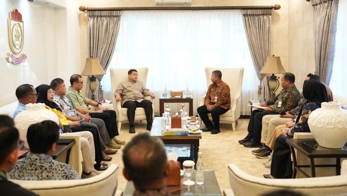 Direktur PIP Makassar Rudy Susanto menghibah aset lahan kepada Wali Kota Makassar, Munafri Appi Arifuddin untuk pembangunan Stadion Untia.