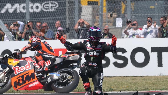Balapan MotoGP Hungaria 2026 di Sirkuit Balaton Park, Balatonfokajar, Minggu (7/6/2026) malam WIB, berlangsung penuh drama sejak awal hingga akhir. Seri yang menempuh 26 lap itu diwarnai insiden besar di tikungan pertama yang membuat sejumlah pembalap terjatuh dan harus mengakhiri balapan lebih cepat. REUTERS/Bernadett Szabo