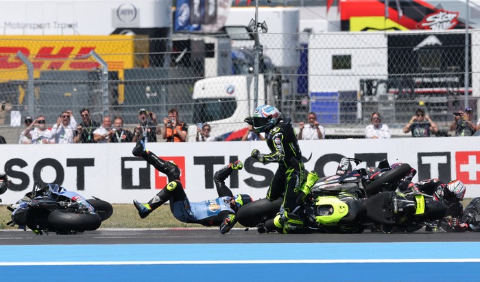 Balapan MotoGP Hungaria 2026 di Sirkuit Balaton Park, Balatonfokajar, Minggu (7/6/2026) malam WIB, berlangsung penuh drama sejak awal hingga akhir. Seri yang menempuh 26 lap itu diwarnai insiden besar di tikungan pertama yang membuat sejumlah pembala