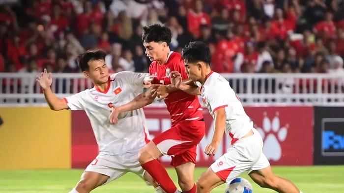 Duel pemain Indonesia U-19 dengan Vietnam U-19.