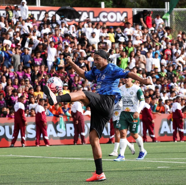 Euforia Ronaldinho, Warga Petare Tumpah Ruah Saksikan Aksi Sang Maestro Brasil