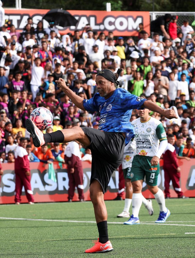 Euforia Ronaldinho, Warga Petare Tumpah Ruah Saksikan Aksi Sang Maestro Brasil