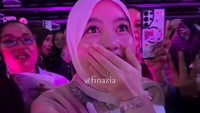 Ekspresi kaget Finazia yang HP-nya kembali diambil member EXO. Hoki kedua. Love Sehun, tulisnya. (Foto: dok Instagram finazia)
