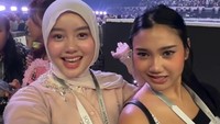 Finazia menonton konser EXO bersama rekannya. Ia memakai pakaian berlengan panjang berwarna krem dengan celana jins panjang. (Foto: dok Instagram finazia)