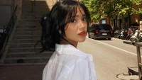 Berlatar belakang arsitektur bangunan klasik Eropa yang estetik dan tangga batu ikonik, Fuji memamerkan pose over the shoulder. Gaya rambut updo berponi yang ditata sedikit acak memberikan kesan effortless chic yang sangat berkelas. (Foto: dok Instagram fuji_an)