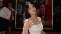 Berada di negara yang terkenal dengan sirkuit jalan raya legendarisnya, Fuji tak melewatkan kesempatan untuk berpose di depan store resmi Formula 1. (Foto: dok Instagram fuji_an)