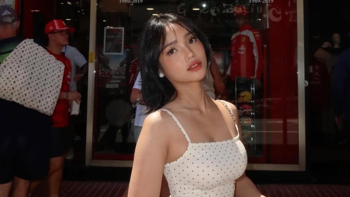 Fuji Liburan di Monako, Pancarkan Aura Berkelas!